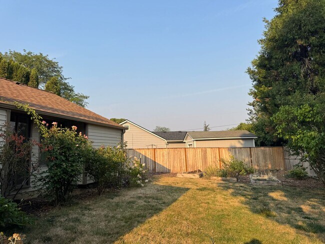 Building Photo - 1440 NW Meadowgreen Pl