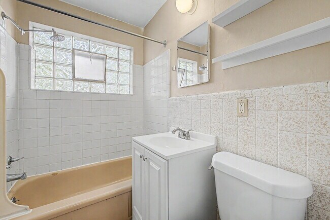 Building Photo - "Charming 2-Bedroom Apartment with Spacious Living – 1025 Sq Ft in Prime Denver Location!"