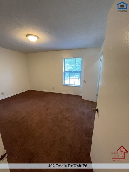 Building Photo - 402 Oriole Dr