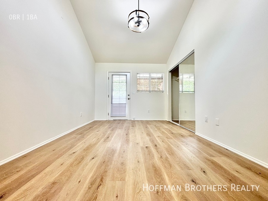 Building Photo - 2448 Beachwood Dr