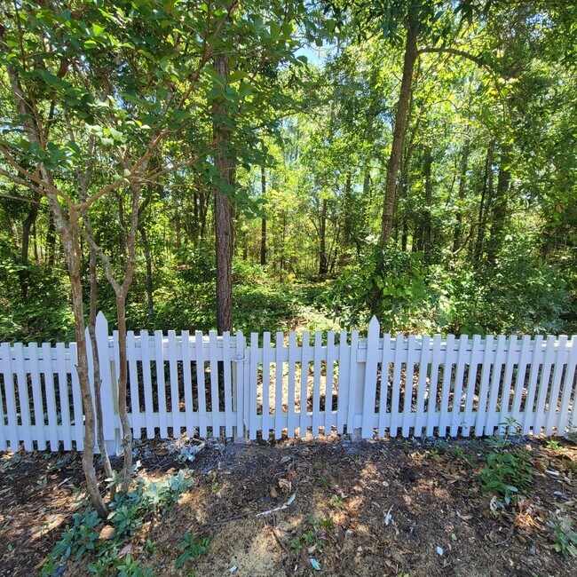 Building Photo - Welcome to this beautiful 3 bedroom, 2 bat...