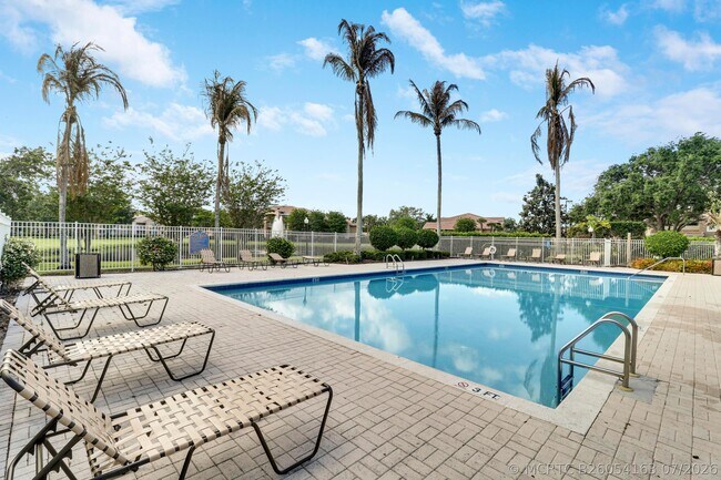 Building Photo - 121 SW Palm Dr