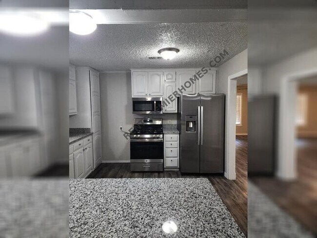 Building Photo - 741 Lynda Dr