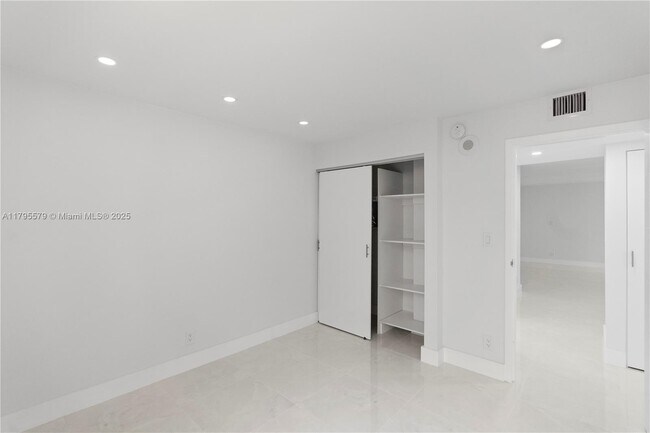 Building Photo - 17011 N Bay Rd