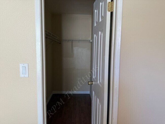 Building Photo - *** Please call us @ 661-266-1400 for information on availability, showings and applications proc...