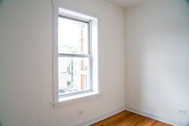 Building Photo - Albany Park - 2 Bed / 1 Bath - Central Heat - Dog Friendly
