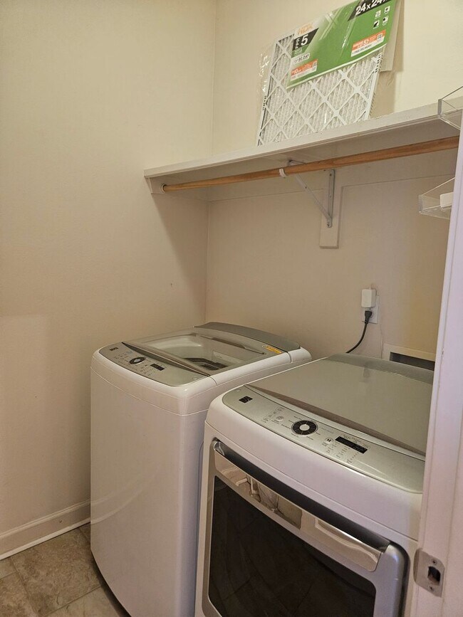 Building Photo - Stunning Executive Custom Built Home with Elite Appliances