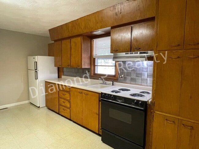 Building Photo - Adorable 2 Bedroom Available Early September!