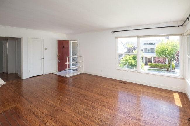 Building Photo - 1437 Cabrillo Ave