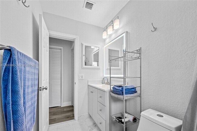 Building Photo - 1208 NE 5th Ave