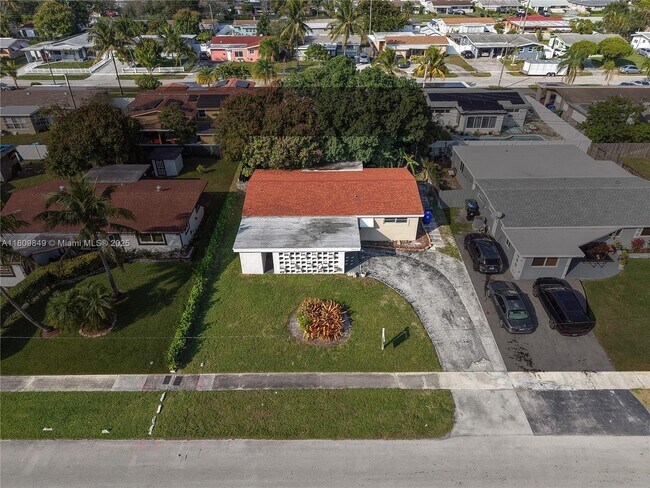 Building Photo - 2833 SW 5th St