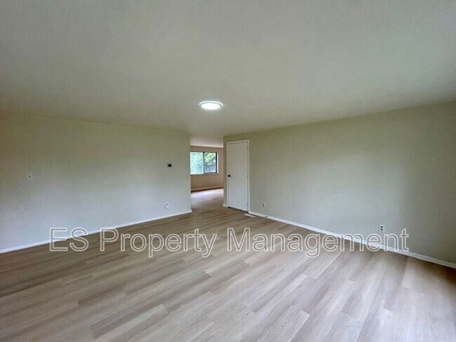 Building Photo - 825 Sweetbriar Ave