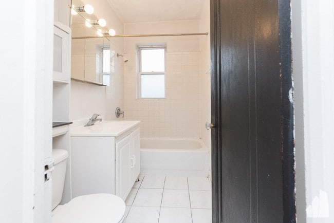 Building Photo - 4921 North Hermitage-1