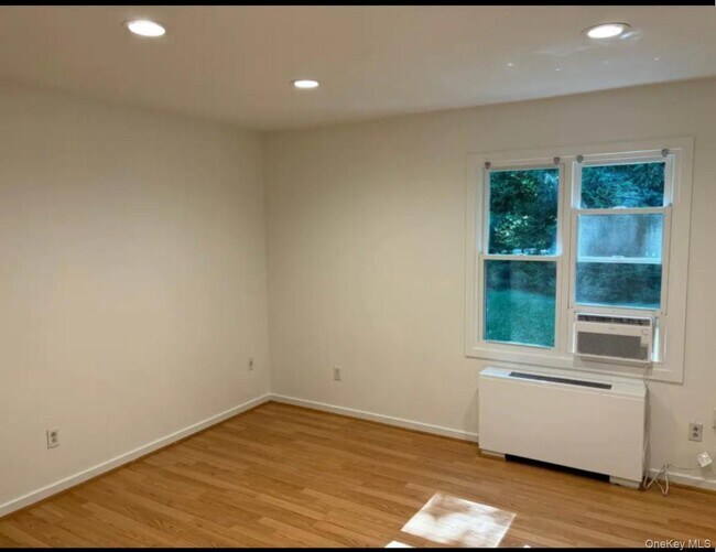 Building Photo - 10 Wild Oaks Rd