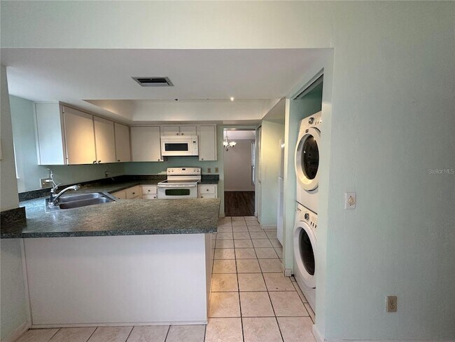 Building Photo - 13 Surrey Ct