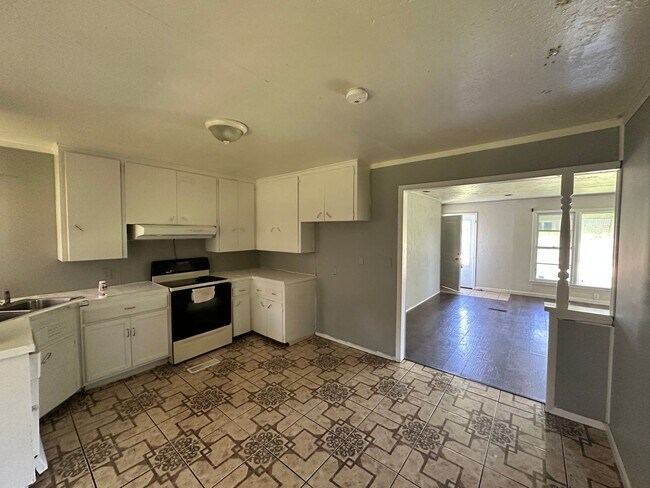 Building Photo - 3 Bed, 1 Bath Home with 2-Car Garage – Gre...