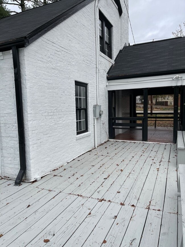 Building Photo - Live on Maple