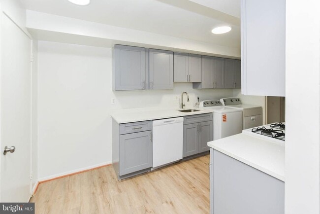Building Photo - 10245 Prince Pl