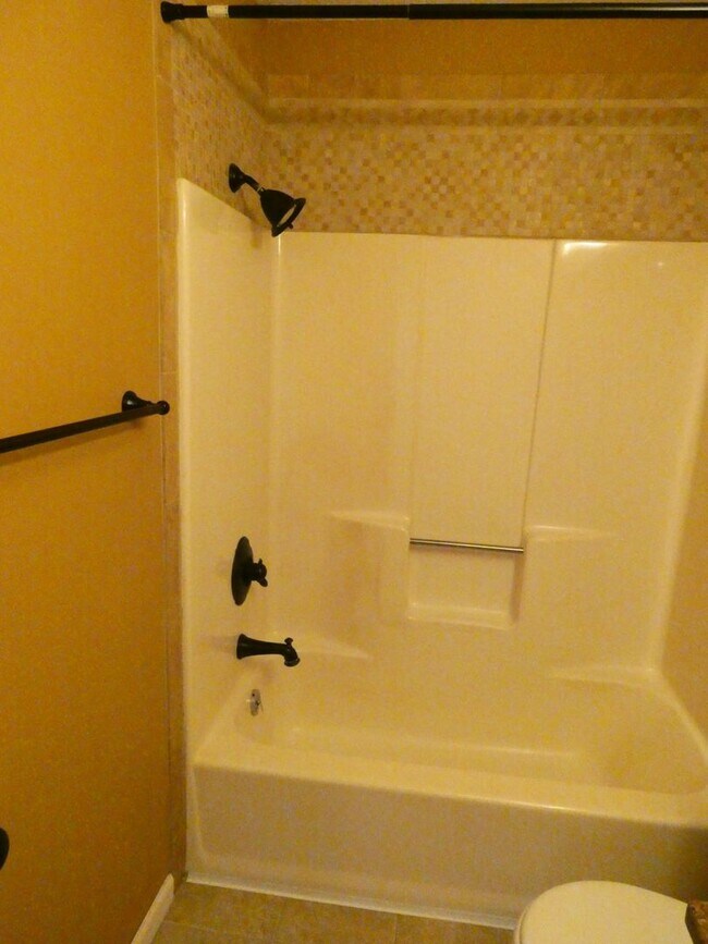 Building Photo - 3 Bedroom 2.5 Bath- Off Broadway Condominiums