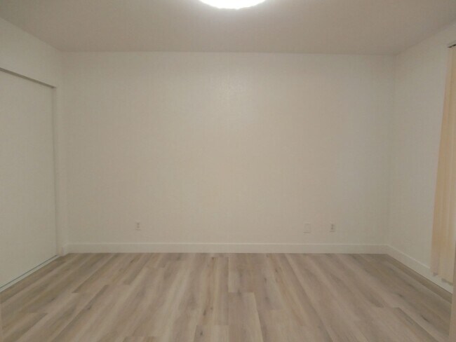 Building Photo - Pleasant 2 Bedroom 2 Bathroom Condo in Gated Community!