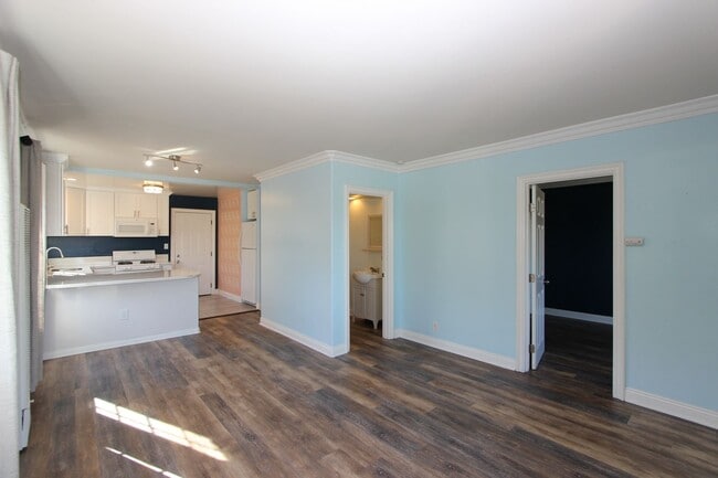Building Photo - Beautiful 2 bedroom 1.5 bathroom available for rent now