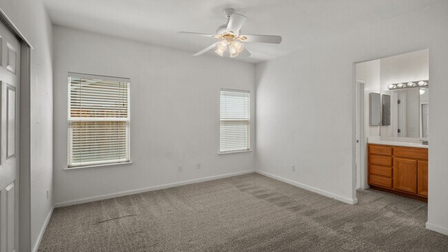 Building Photo - 3 bed 2 bath in Green Valley!