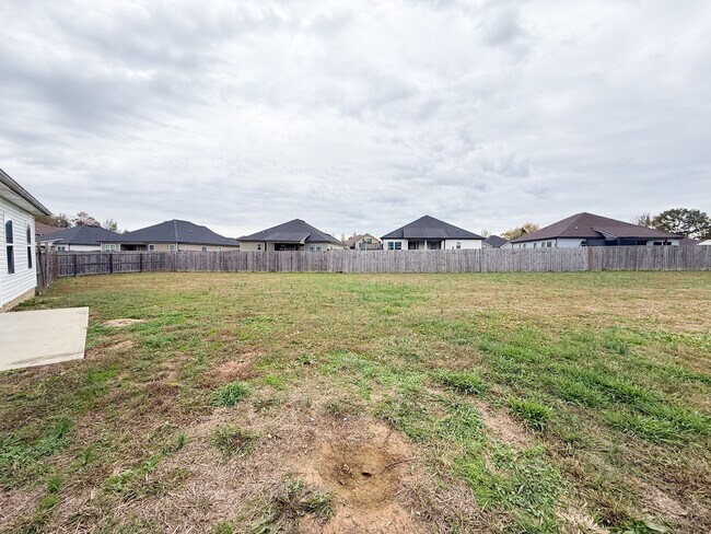 Building Photo - 3 Bedroom 3 Bathrooms located on a Cul De ...