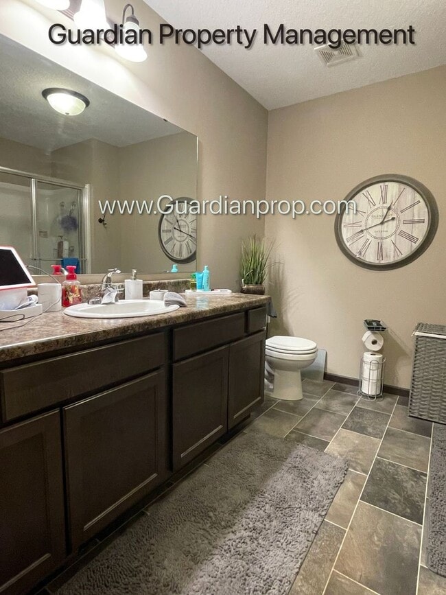 Building Photo - End Unit Town Home, Walk Out Patio, 2 Car ...