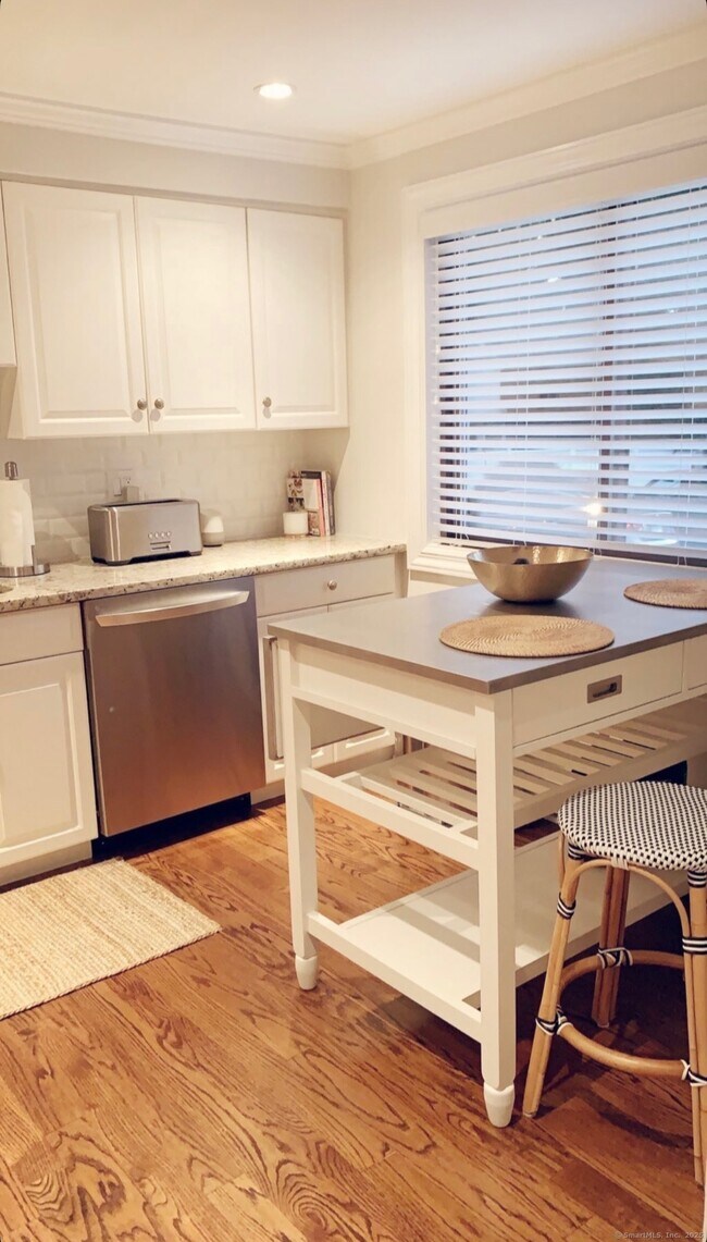 Building Photo - 10 Mead St