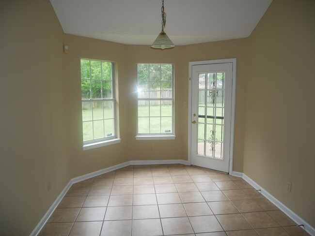 Building Photo - 2885 Waverly Dr