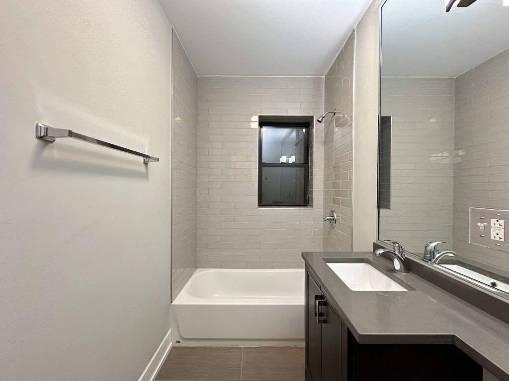 Building Photo - 721 W Brompton Ave