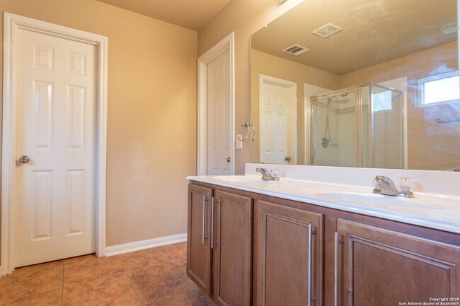 Building Photo - Spacious Stone Oak Beauty