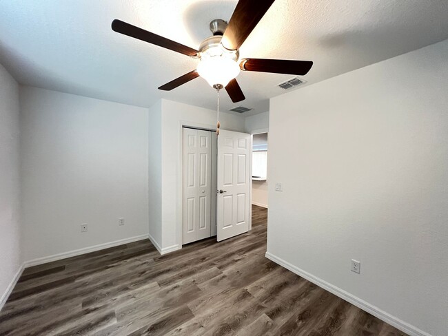 Building Photo - AVAILABLE NOW! Gorgeous 3 Bedroom, 2 Bathr...