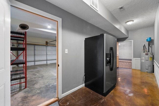 Building Photo - Pet Friendly Five Bedroom with Basement!