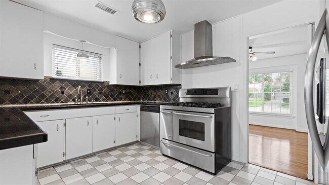 Building Photo - 3751 Maroneal St