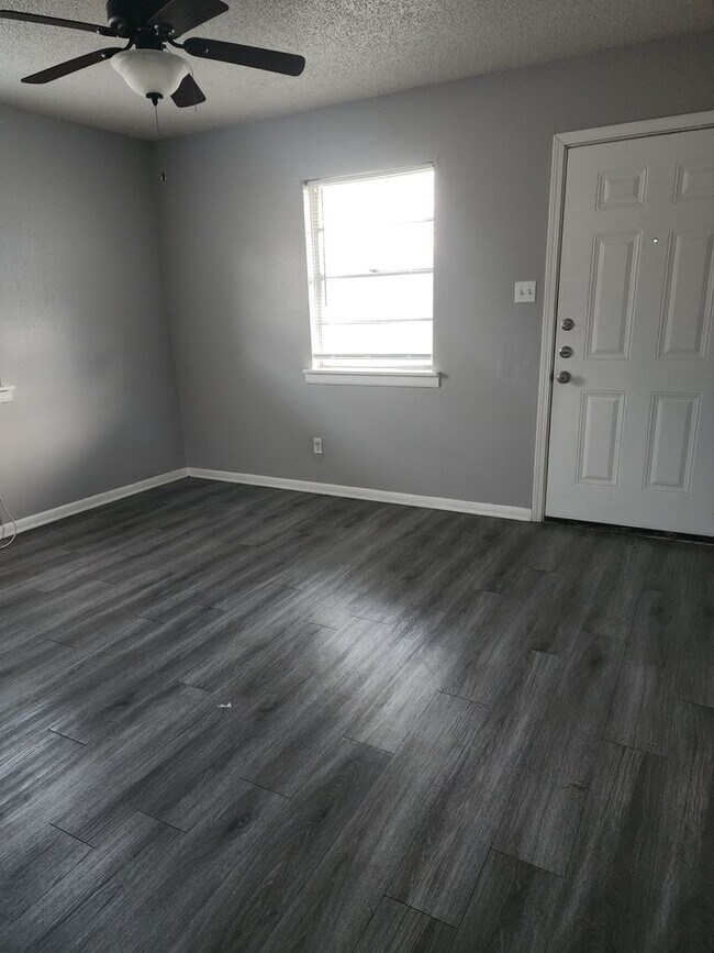 Building Photo - 403 Robertson Ave