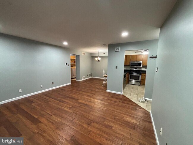 Building Photo - 903A Sedgefield Dr