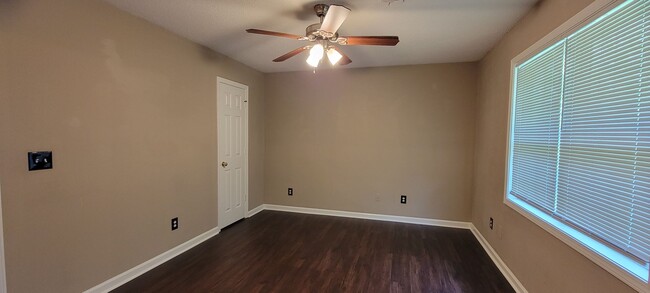 Building Photo - So CLEAN and AFFORDABLE~