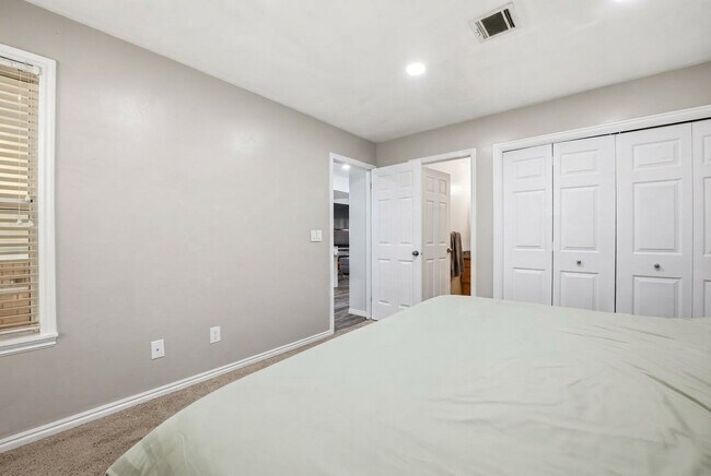 Building Photo - 845 N Valley View Dr