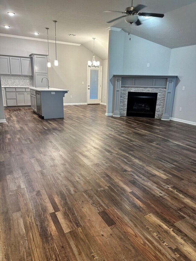Building Photo - DON'T MISS OUT!