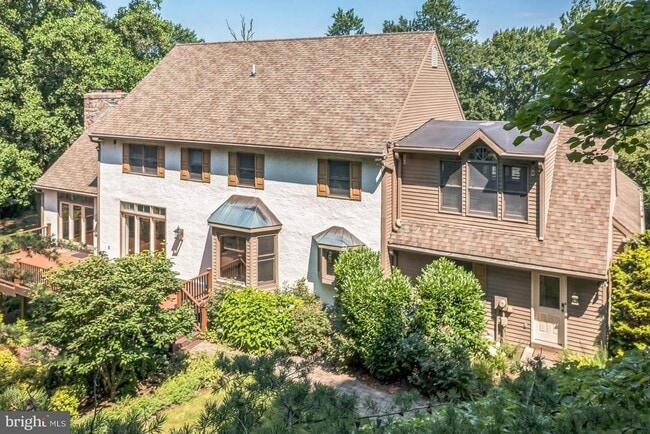 Building Photo - 1720 Honeysuckle Ln