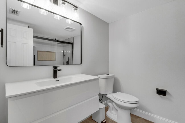 Building Photo - 6680 Thornhill Ct