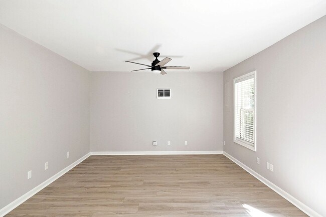 Building Photo - Pet-Friendly End-Unit Ridgecrest Townhome