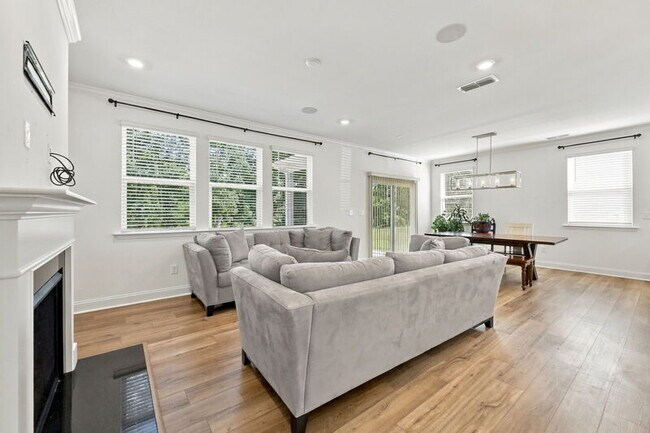 Building Photo - 2413 Abbot Hall Dr