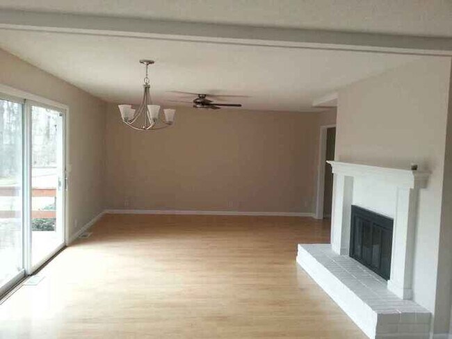 Building Photo - 4 Bedroom Ranch Style Home - Woodgate Subdivision