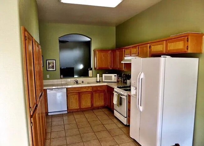 Building Photo - Your Next Home in One of Roseville’s Most Desired Neighborhoods!