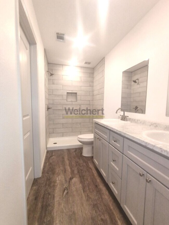 Building Photo - Modern 4Bed/2Bath house with fenced backyard and garage
