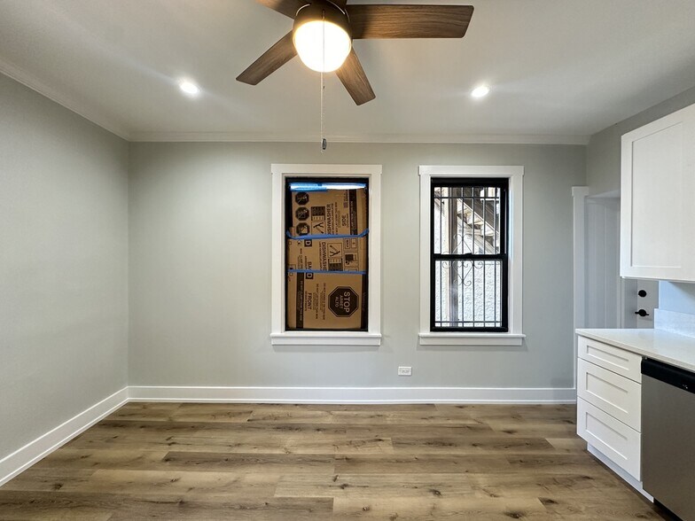 Building Photo - 3728 N Kenmore Ave