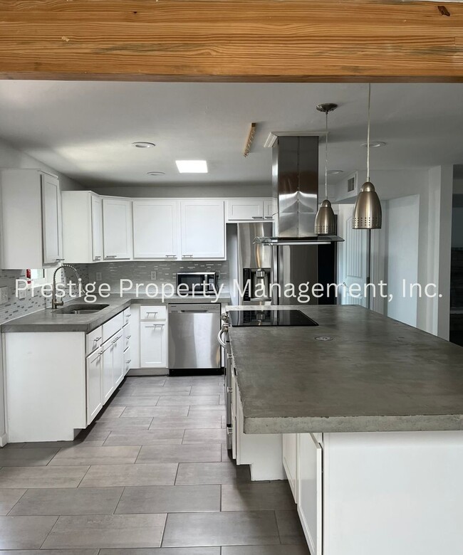 Building Photo - Welcome to This Lovely 3/2.5 East Side Home!!