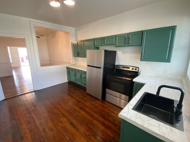 Building Photo - 914 1st Ave